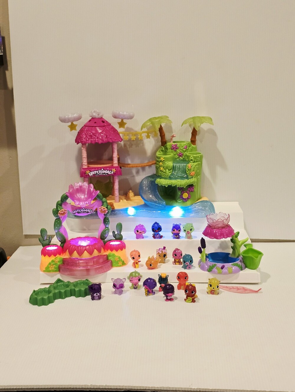 Hatchimals CollEGGtibles Light Up Playset and Figure Set